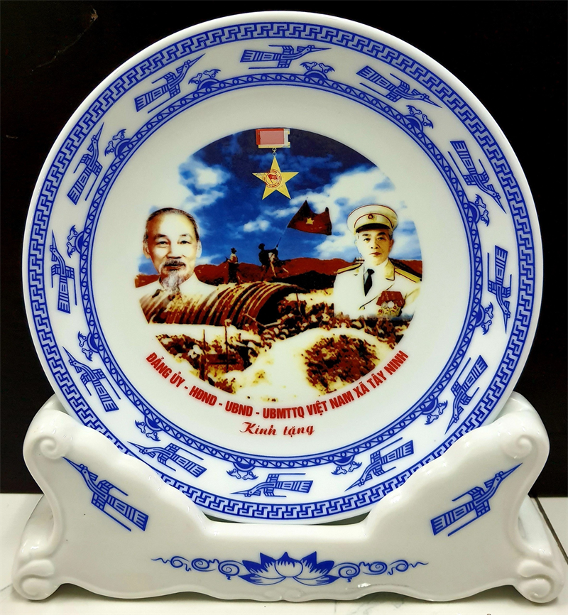 Đĩa Viền Hạc Xanh In Ảnh Chiến Thắng Điện Biên Phủ In Logo